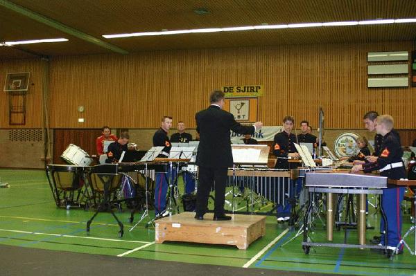 De drumband van schutterij St. Stephanus in actie tijdens het stilstaand werk